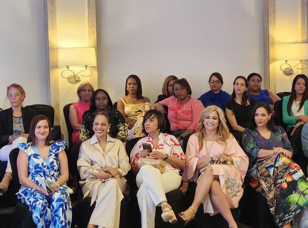 En primera fila, Masiel Santana, Judith Leclerk, Carmen Leclerk, Rosa Grullón, Elizabet Gutiérrez.