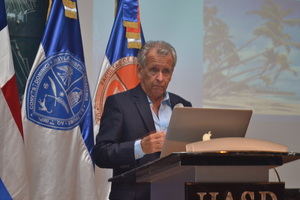 Enrique De Le&#243;n expone el punto de vista del CNLCC en panel Cambio Clim&#225;tico y Turismo