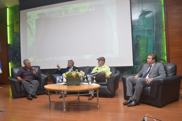 Vista de conjunto de los participantes del panel Cambio Climático y Turismo en República Dominicana De Izquierda a derecha, el profesor Luis Carvajal, coordinador de la comisión Ambiental de la UASD, Enrique de León, vocero del CNLCC, Johnattan Pitts, operador ecoturístico de Las Terrenas, Samaná, y Andrés Marranzini, vicepresidente de ASONAHORES.