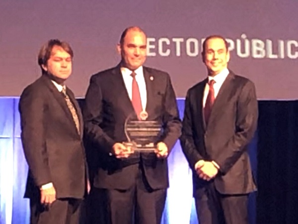 Enrique Ramírez P. recibe  en nombre de la DGA el Gran Premio a la Excelencia Exportadora