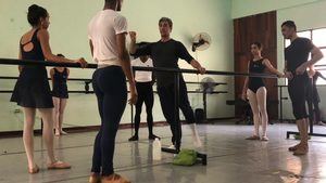 Estudiantes dominicanos reciben clase de danza de Les Ballets de Monte-Carlo 