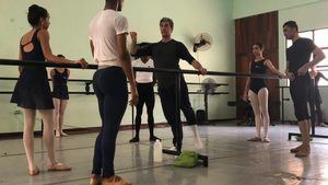 Estudiantes dominicanos reciben clase de danza de Les Ballets de Monte-Carlo 