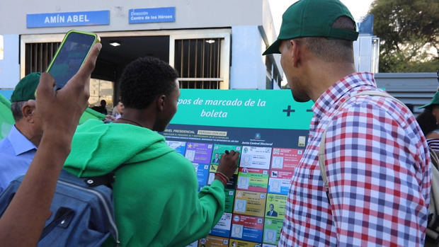 Seguidores de Leonel se movilizan y enseñan a votar en las 34 estaciones del Metro.