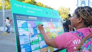 Seguidores de Leonel se movilizan y enseñan a votar en las 34 estaciones del Metro de SD