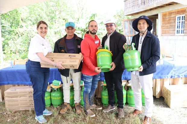 Entrega Estufa y Tanque Comunitario.