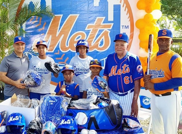 Entrega de equipos a niños Futuras Estrellas por parte d elos Mets de NY
