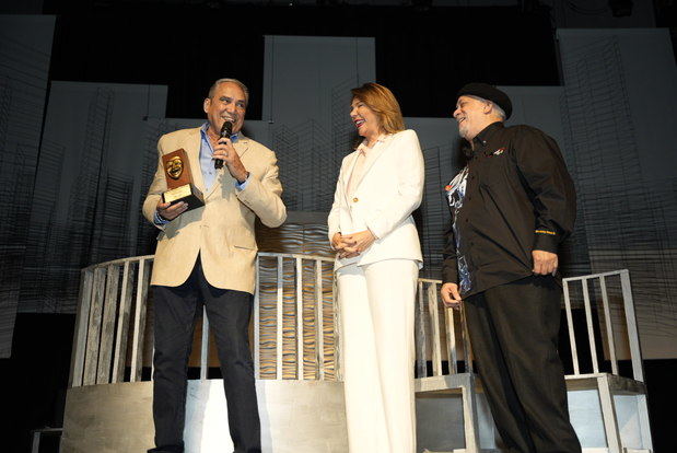 Entrega de estatuilla a Mario Ernesto Sánchez.