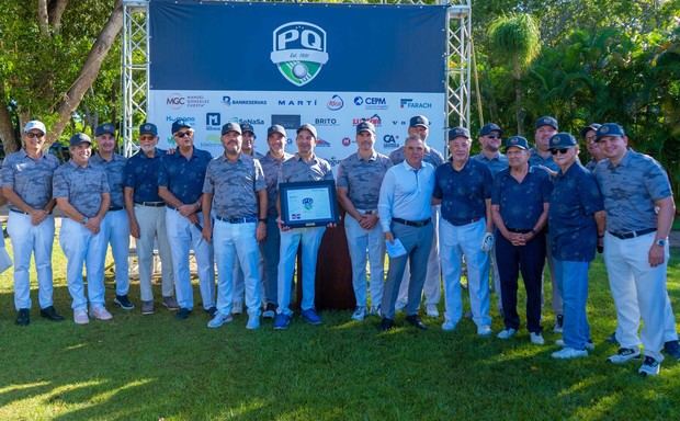 Entrega de placa de reconocimiento a sus familiares del señor Antonio Cáceres Troncoso.