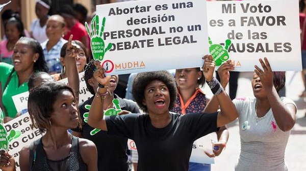 Entregan miles de firmas a favor del aborto en RD