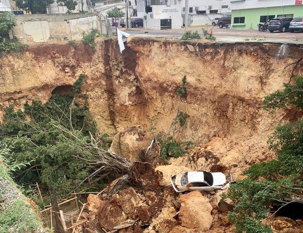 Vehículos quedan sepultados en derrumbe de tierra en la Leopoldo Navarro con Bolívar.