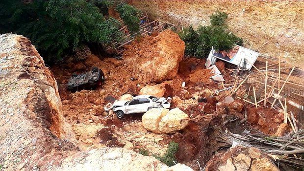 Vehículos quedan sepultados en derrumbe de tierra en la Leopoldo Navarro con Bolívar.