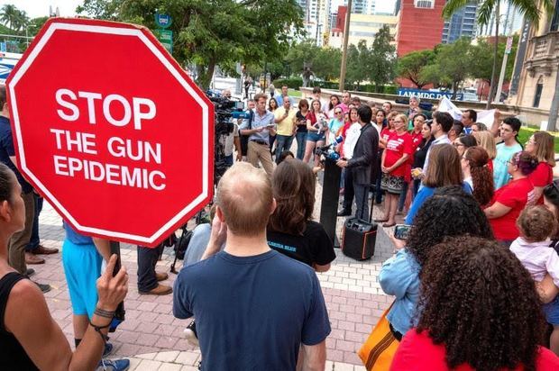 Grupos civiles y políticos locales se manifestaron este martes contra la 'epidemia' de la violencia a causa de las armas en EE.UU.