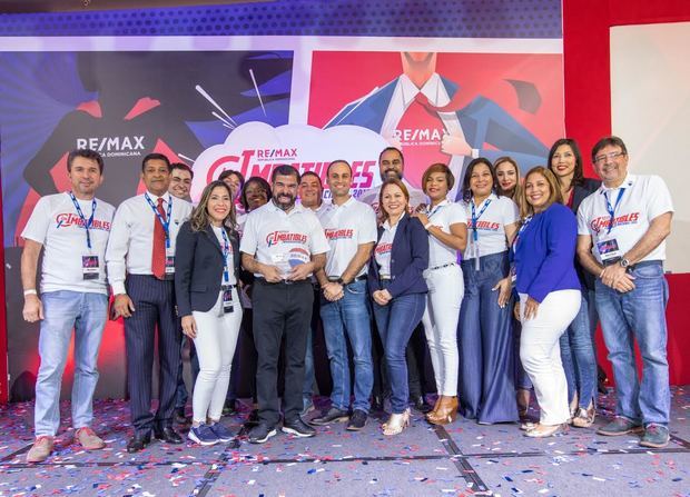 Equipo Remax compuesto de los Agentes y Brokers más destacados, los mismos fueron reconocidos por la entidad.