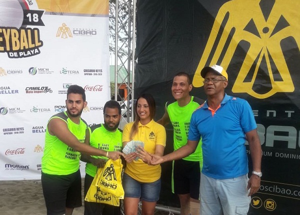 Equipos campeones junto al presidente de FEVOSA José Aybar y Carolina Hernández del departamento de mercadeo de Cementos Cibao