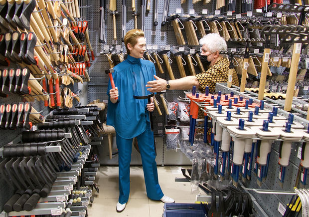 La actriz Tilda Swinton junto a Pedro Almodóvar en el cortometraje 'The Human Voice' (La voz humana).