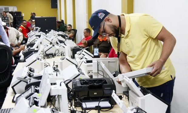 JCE instala escáneres en cuatro municipios para prueba del cómputo electoral.