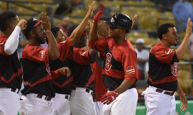 Leones vencen Tigres y se consolidan en la cima del béisbol dominicano.