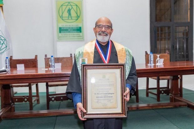 Escritor Manuel García Cartagena ingresa a la Academia de Ciencias como Miembro de Número