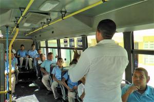 OMSA capacita tres nuevas escuelas sobre conducta en autobuses y seguridad vial