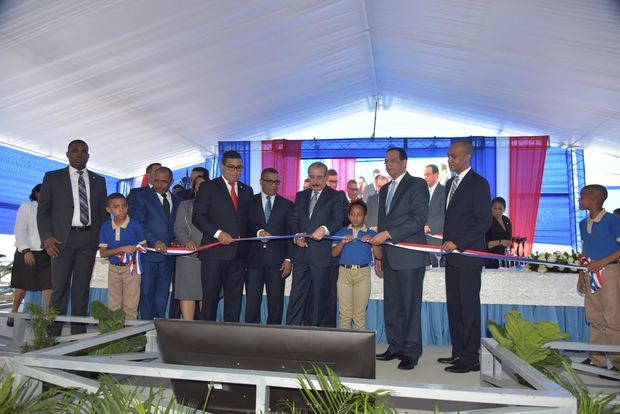 Presidente Danilo Medina entrega centro educativo en el municipio de Haina la misma acogerá a 805 estudiantes en tanda extendida.
