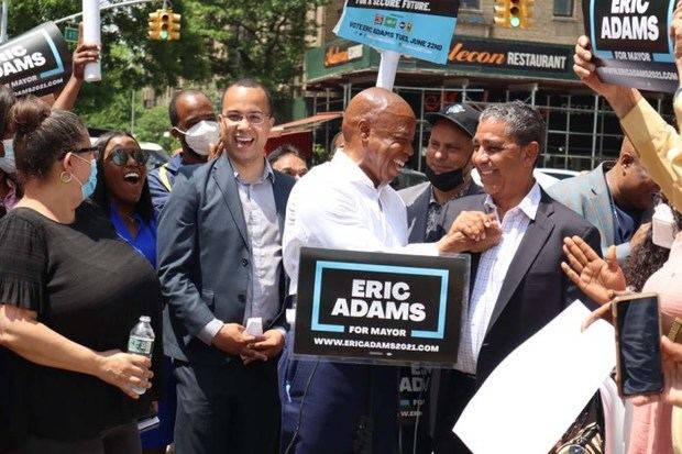 Durante el curso de su carrera policial de 22 años, Eric Adams sirvió en distintos recintos de la ciudad de Nueva York, donde se retiró con el rango de capitán.