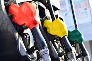 Mayoría de combustibles bajan, gasolinas aumentan centavos