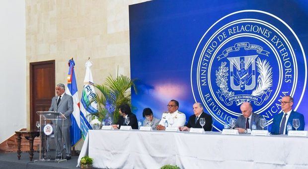 Canciller Miguel Vargas se dirige a los asistentes de la conferencia sobre pesca.