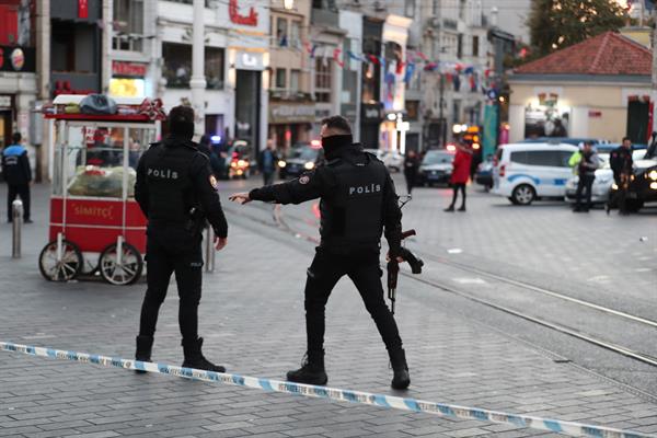 Estambul (Turquía).- Agentes de la policía turca tratan de mantener el orden tras la explosión de un artefacto en una calle del centro de Estambul. 
