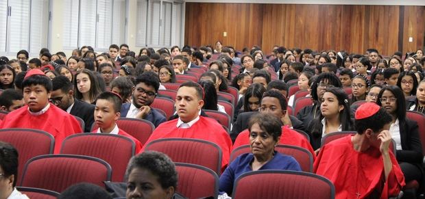 Estudiantes presentes en el acto.