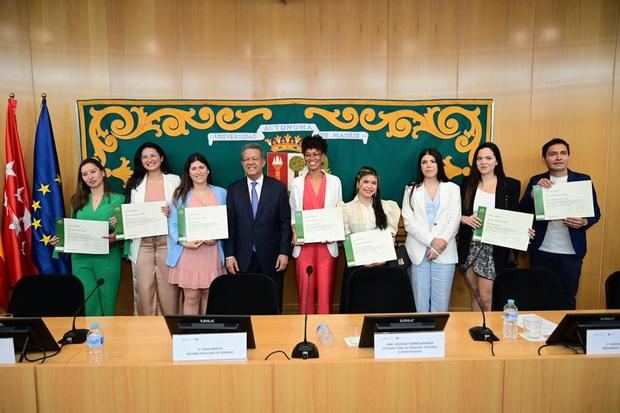 Estudiantes del máster de UAM junto a Leonel Fernández.