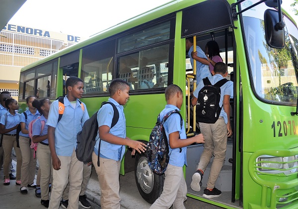 Estudiantes de la Escuela Ensanche Altagracia de Herrera, durante charla sobre uso autobus (13)