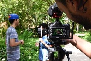 Estudiantes de la carrera de cine, realizando proyecto