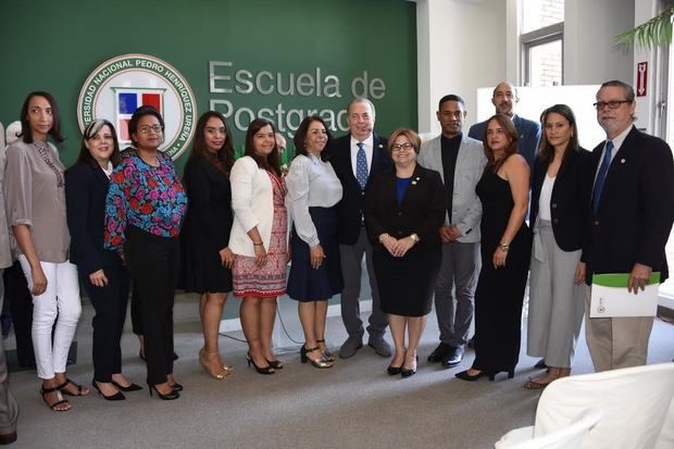 El ministro de Cultura, Arq. Eduardo Selman, junto a funcionarios y personalidades durante el lanzamiento de la Maestría en Estudios de Museos.