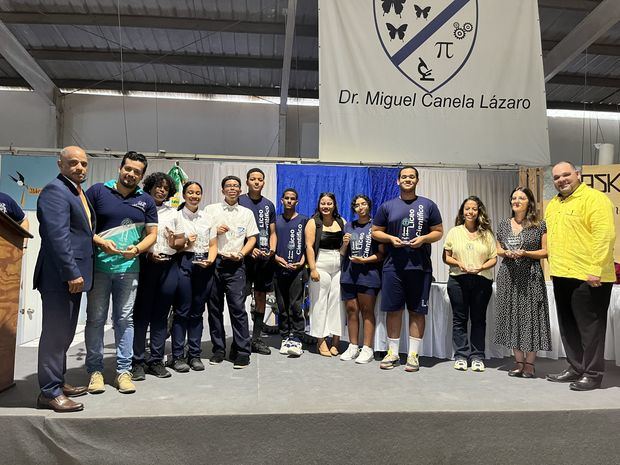 Estudiantes del Liceo Científico Hermanas Mirabal y personal de la ACRD.