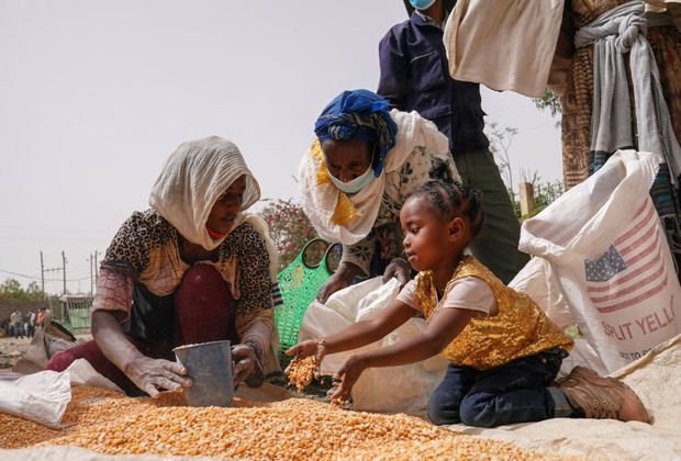 Alimentos de la Agencia de Estados Unidos para el Desarrollo Internacional, Catholic Relief Services (Servicios Católicos de Ayuda) y la Sociedad de Ayuda de Tigray son repartidos en Mekele, Etiopía.
