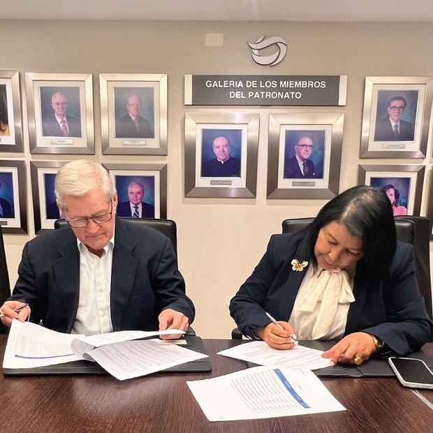 Euris Andújar y Milagros Ureña durante la firma del convenio.