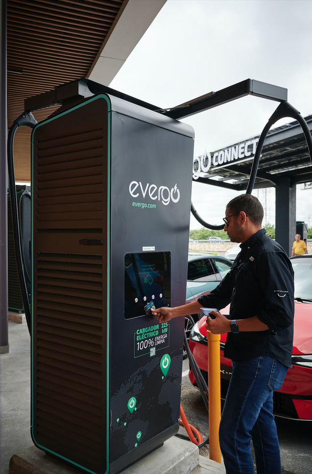 Evergo Connect se distingue por ser un espacio completamente equipado para atender hasta 29 vehículos simultáneamente.