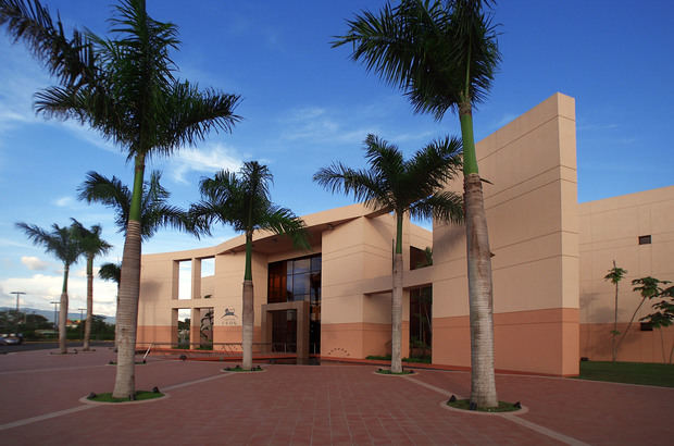 Explanada frontal del Centro Cultural Eduardo León Jimenes.