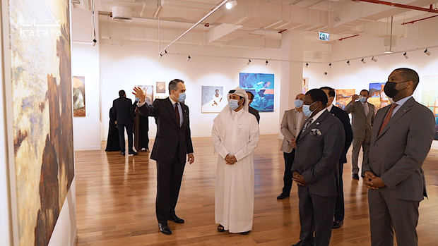 Federico Cuello, junto a personalidades que asistieron  a la exposición.