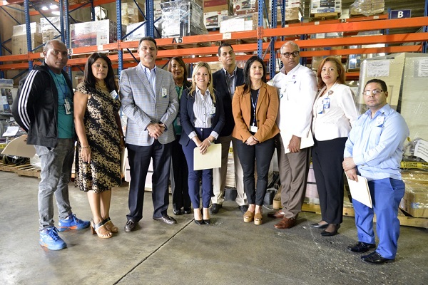 Dr. Max De Soto, Viceministro de la Presidencia, junto a Keren Rodríguez, y los representantes de los hospitales que recibieron el donativo