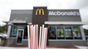 McDonald's cambia a pajillas de papel