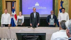 Gobierno RD firma histórico acuerdo de transporte aéreo con Canadá