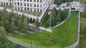 Lanzan artefacto explosivo contra embajada de EE.UU. en Ucrania