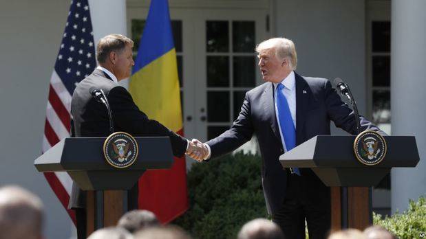 En conferencia de prensa conjunta con el presidente de Rumania, Donald Trump también confirmó públicamente el compromiso de EE.UU. con el pacto mutuo de defensa de la OTAN.