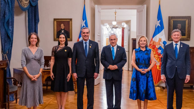 Presidente Abinader y primera dama son recibidos con honores en el Palacio de La Moneda.