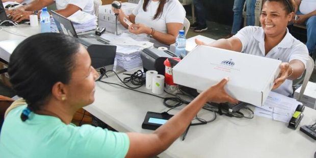 Ministerio de Educación entrega más 134,000 dispositivos tecnológicos en San Cristóbal.