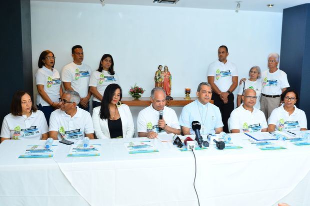 Nicolás Guillén y Deyanirys  Toribio, Mery Hernández (La India Canela), padre Pedro Pablo Carvajal, monseñor Tomás Morel, Juan e Idalia Cruz. 