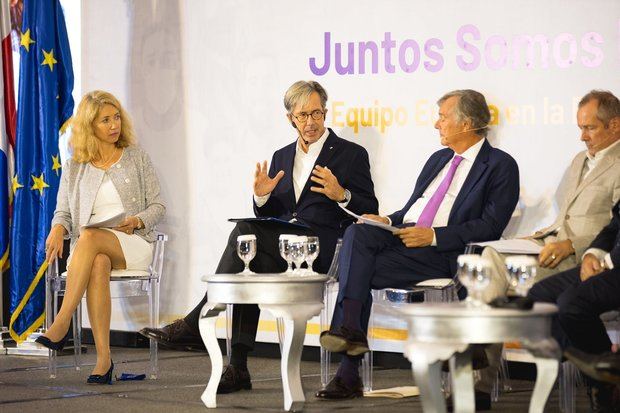 Embajadora de la Unión Europea junto a los embajadores de Alemania, España e Italia. 