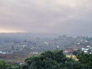 El volcán de La Palma provoca una densa nube de cenizas y la lava sigue arrasando con todo