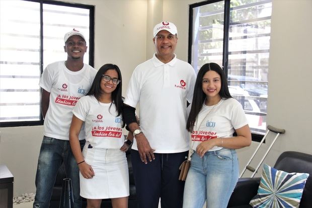 Feliz Vinicio Lora junto a la red de Jóvenes  Voluntarios.